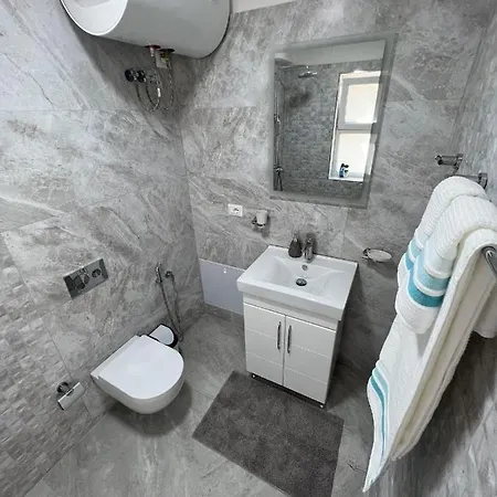 Florent's Superb Studio, Free Parking & Garden!! *