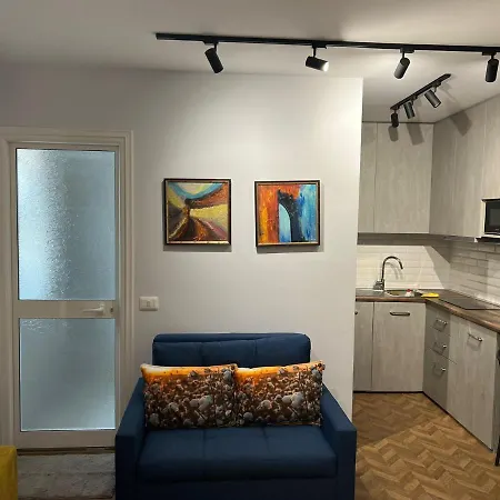 Florent's Superb Studio, Free Parking & Garden!! * 티라나