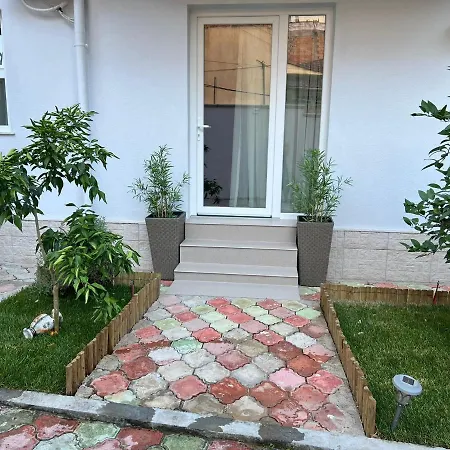 Florent's Superb Studio, Free Parking & Garden!! *