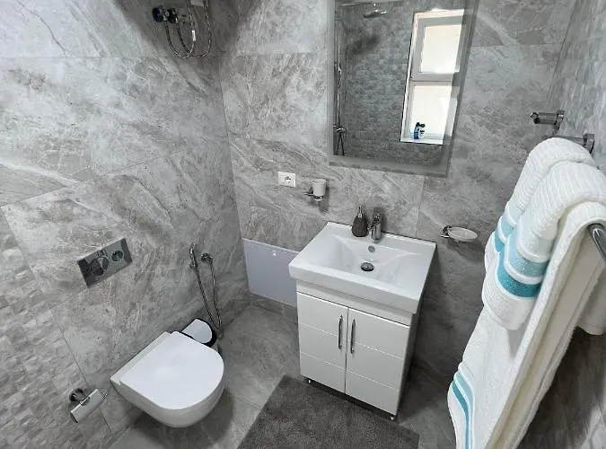 Florent's Superb Studio, Free Parking & Garden!! *