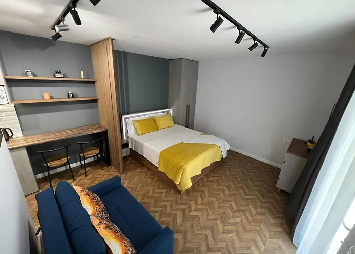 Проживание в семье Florent's Superb Studio, Free Parking & Garden!!