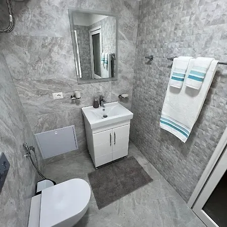 Florent's Superb Studio, Free Parking & Garden!! בית אירוח טיראנה