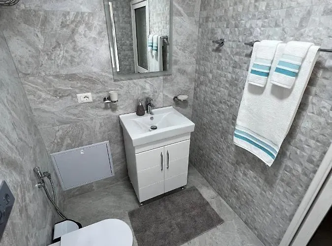 Florent's Superb Studio, Free Parking & Garden!! Rum i privatbostad Tirana