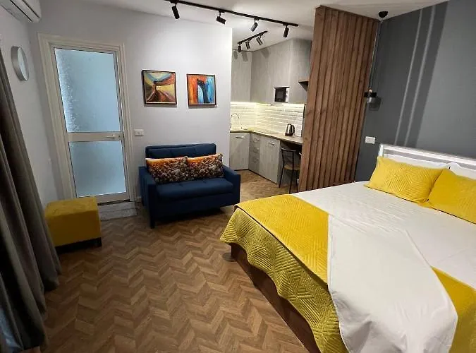 Rum i privatbostad Florent's Superb Studio, Free Parking & Garden!!